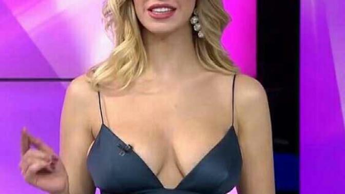 Sizce bu kadının (Dilay Korkmaz) göğüsleri kendisi kadar seksi değil mi?