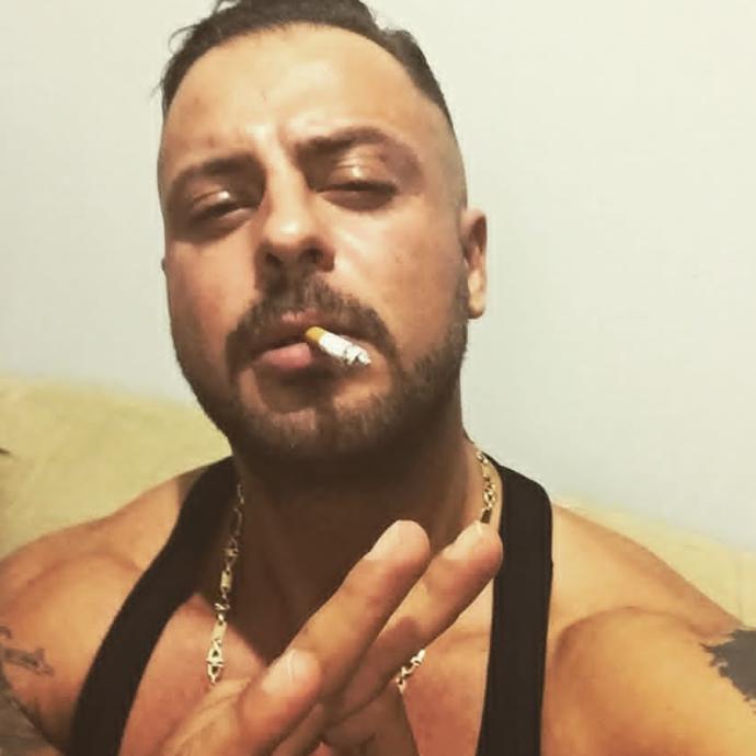 Bu kisi turk mu ve ne is yapar sizce bilene eig ?