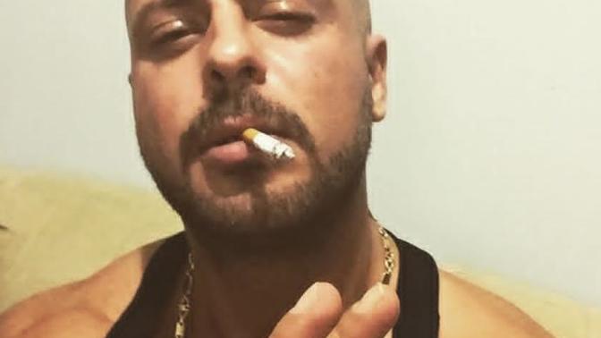 Bu kisi turk mu ve ne is yapar sizce bilene eig?
