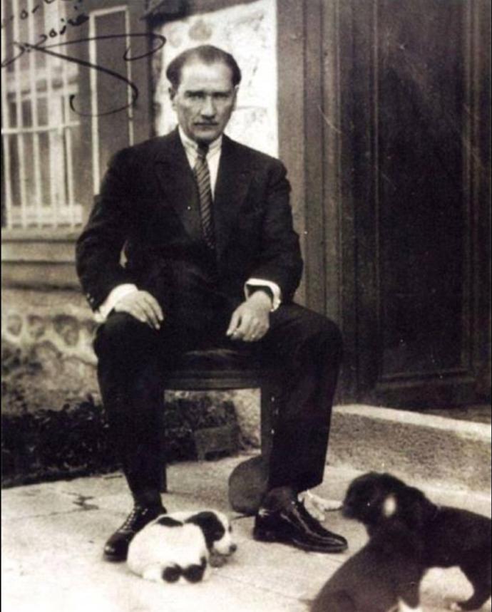 Sizce de Mustafa Kemâl Atatürk fazla karizmatik değil mi?