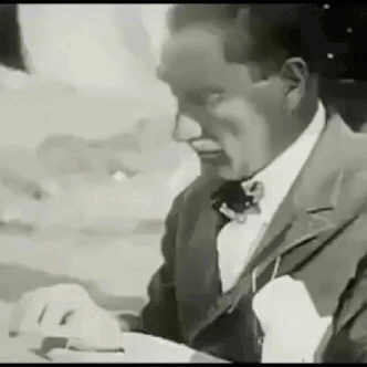 Sizce de Mustafa Kemâl Atatürk fazla karizmatik değil mi?