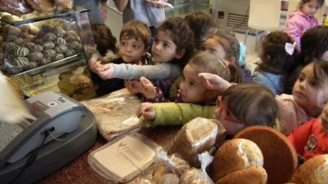 Türkiye'de Anne Babanın ekmek aldırmak için çocuk yaptığı söyleniyor. Büyüseniz de bu böyle. Ekmek almaya hala siz mi gidiyorsun?