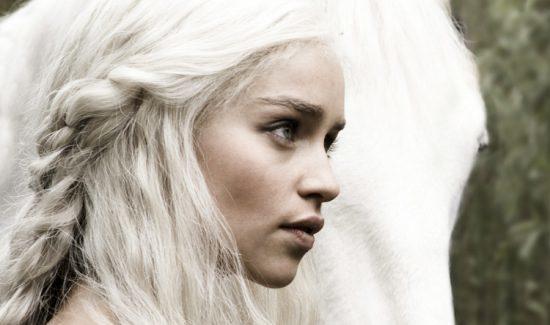 'Yaşayan En Seksi Kadın' unvanını alan Game Of Thrones'un güzel yıldızı Emilia Clarke'ı  siz güzel buluyor musunuz?