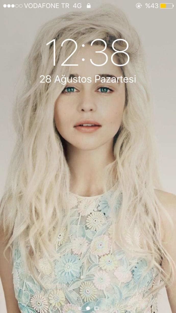 'Yaşayan En Seksi Kadın' unvanını alan Game Of Thrones'un güzel yıldızı Emilia Clarke'ı siz güzel buluyor musunuz?