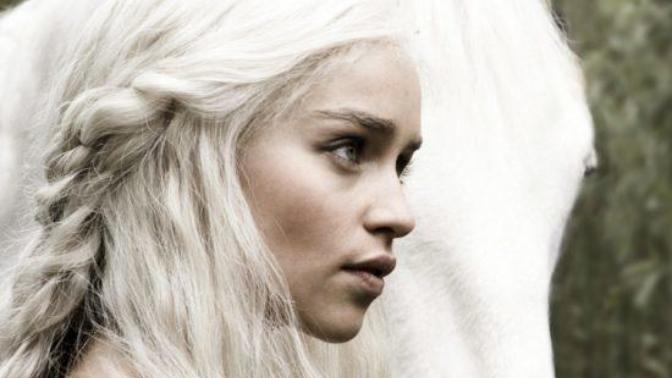 'Yaşayan En Seksi Kadın' unvanını alan Game Of Thrones'un güzel yıldızı Emilia Clarke'ı siz güzel buluyor musunuz?