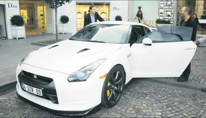 Dünyanın en hızlı arabası Nissan Gtr ,Havası  bir  başka tabi kim ister hediye etmemi😃?