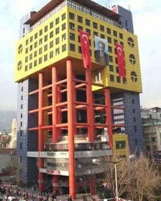 Google'da "Dünya'nın en saçma binası" yazdığınızda gelen Kahramanmaraş İl Özel idaresi mimarı sizce neyi amaçlamış olabilir 😀?