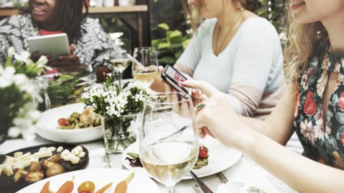 Uzun bir aradan sonra buluştuğunuz arkadaşlarınız sürekli telefonuyla oynasa tepkiniz ne olur?