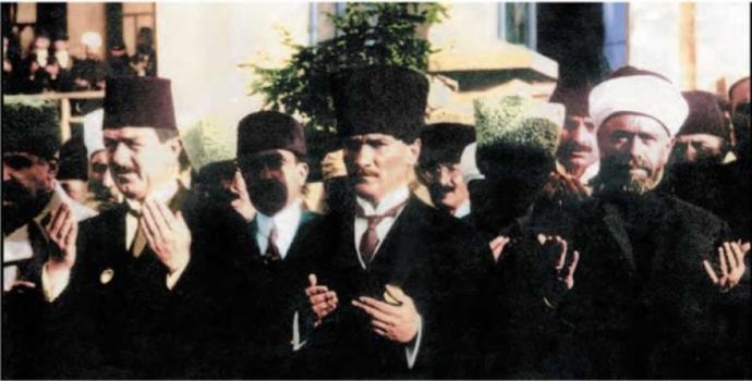 Atatürk'ün Namaz Kılarken Fotoğrafı Yok Diyenlere Kapak?