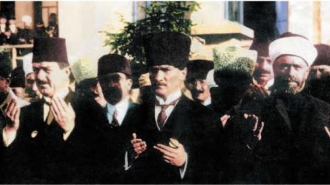 Atatürk'ün Namaz Kılarken Fotoğrafı Yok Diyenlere Kapak?