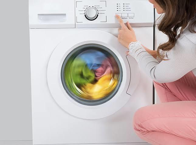 Çamaşır makinesi kaç kez su alır ve onunla yıkar?