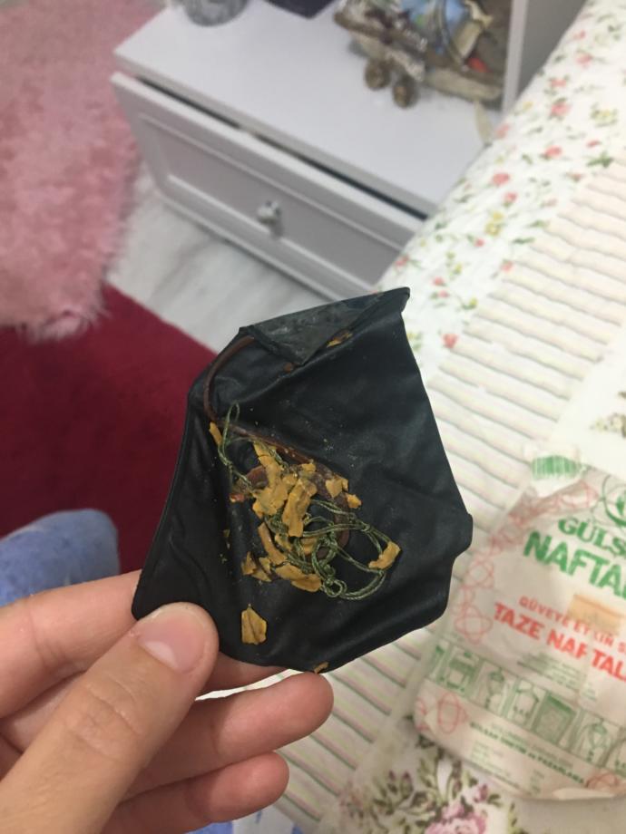 Evde bir şey buldum bilmiyorum ne muska olabilir mi yazı falan Yok içinde ama?