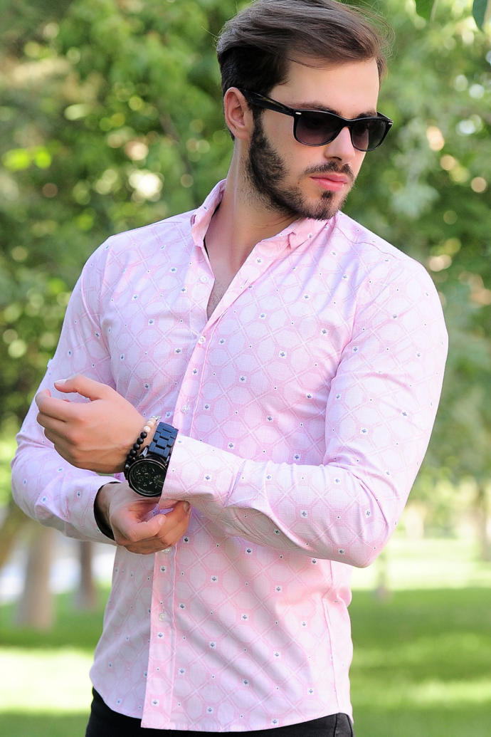 Erkeklere pembe renk kıyafetler yakışıyor mu?
