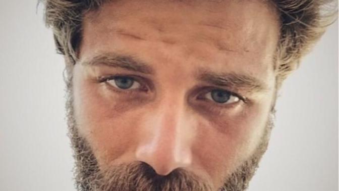 Kıvanç Tatlıtuğ'a aşırı benzemiyor mu?