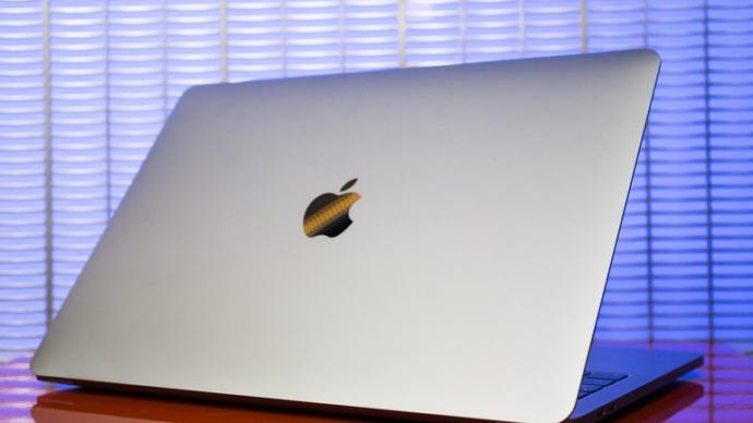 Gümüş macbook pro mu Uzay grisi macbook pro mu?