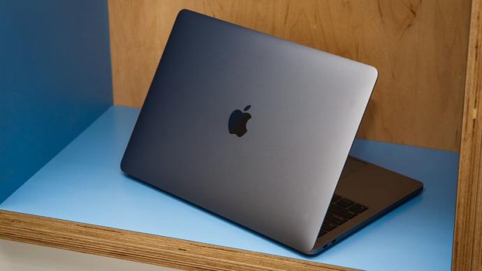 Gümüş macbook pro mu Uzay grisi macbook pro mu?