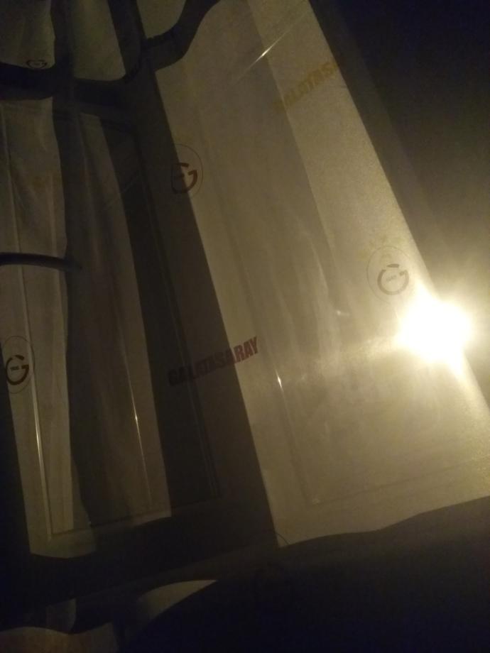 Sabahları yüzünüze vuran güneş ışığı mı yoksa gece pencereden parlayan ay mı daha güzeldir?