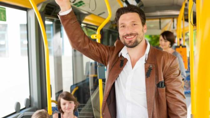 Otobüste hiçbir yere tutunmadan durduğunuzda, kızları etkilediğinizi düşünüyor musunuz?