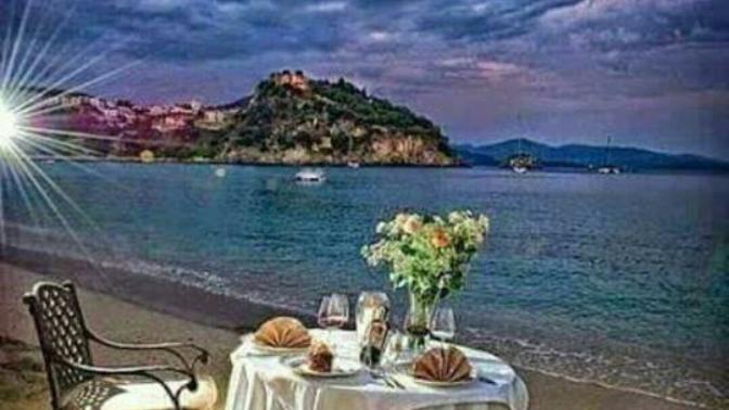 Deniz kenarında romantik bir yemek?