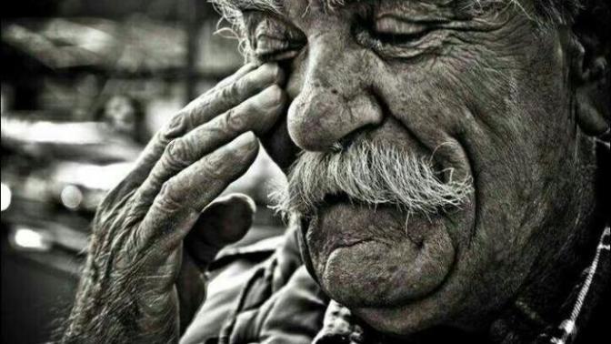 Ağlayan yaşlı ve çaresiz bir adam görseniz ne hissedersiniz?