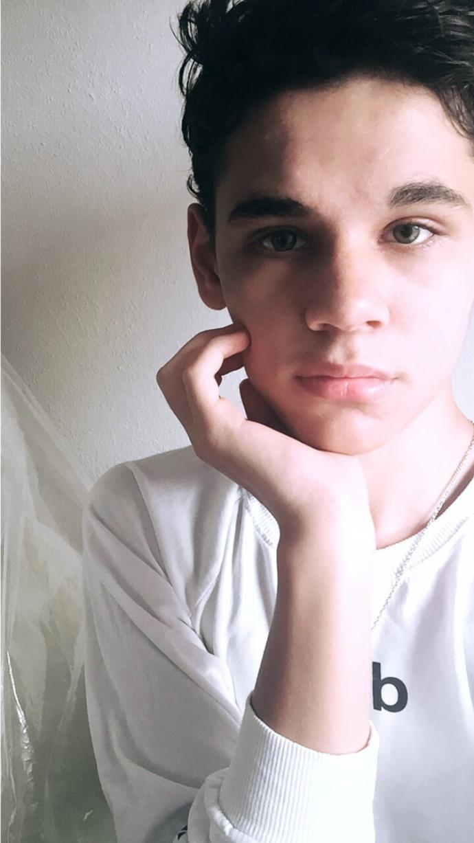 Bu instagram çocuğu neden yakışıklı değil de güzel ?