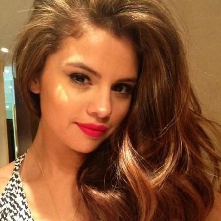 Selena Gomez çok güzel bir kız değil mi sizce de?