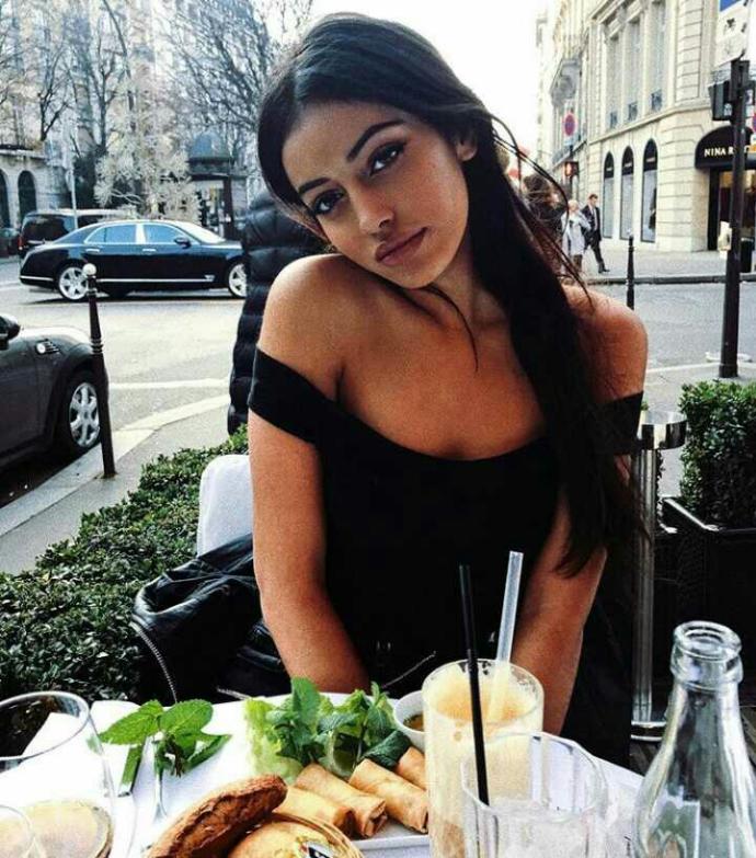 Bu kız niye bu kadar güzel yahu sinir oldum gece gece??