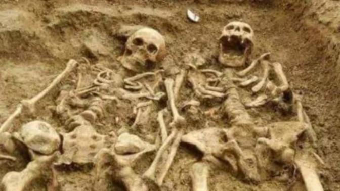 700 yıllık evli çift iskeleti bulundu, kadın hâlâ konuşuyor 😳? Bu resim size neyi anlatıyor :/ ?