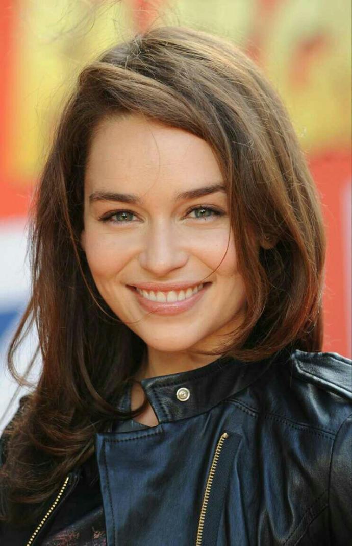 Emilia Clarke sizce de çok güzel değil mi ??