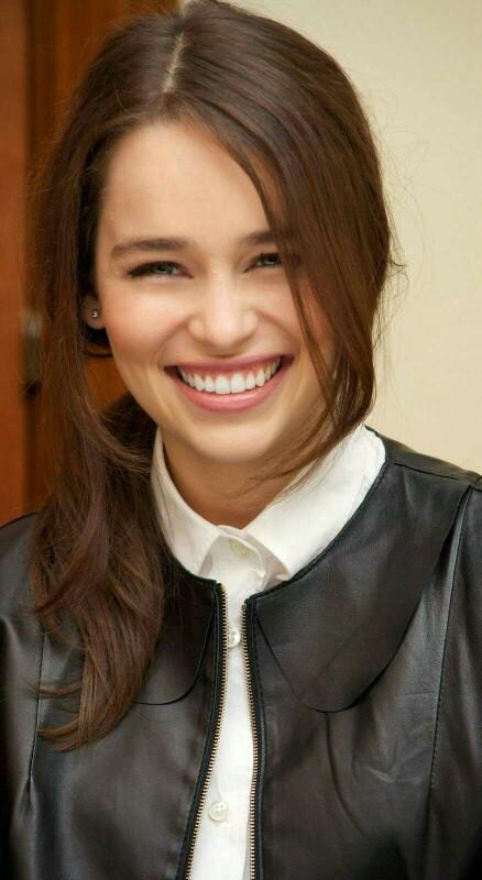 Emilia Clarke sizce de çok güzel değil mi ??
