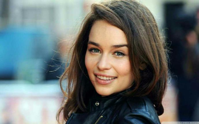 Emilia Clarke sizce de çok güzel değil mi ??