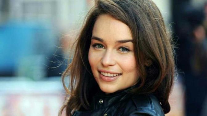 Emilia Clarke sizce de çok güzel değil mi?