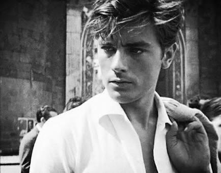 Ohaa sizce de Alain Delon, günümüzde yakıșıklı denilen erkeklerden daha yakıșıklı degil miymiss gencliginde?