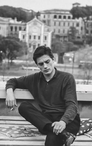Ohaa sizce de Alain Delon, günümüzde yakıșıklı denilen erkeklerden daha yakıșıklı degil miymiss gencliginde?