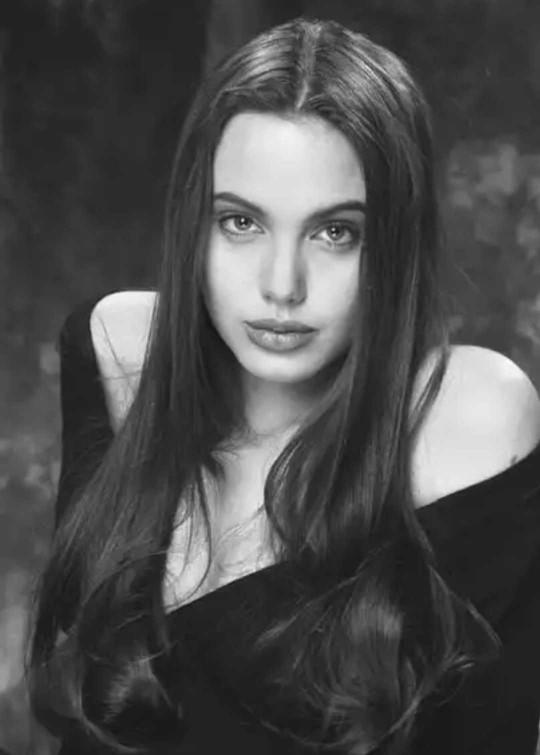 Sizce Elli Bamber mi yoksa Angelina Jolie gençliği mi? KizlarSoruyor