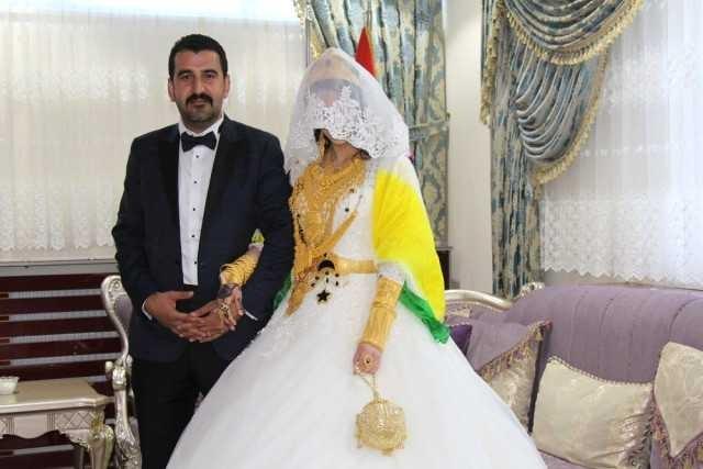 Van'ın Başkale ilçesinde aşiret düğününde gelin ve damada 15 kilo altın ile 1 milyon nakit para takıldı. Kim böyle düğün ister 😅??