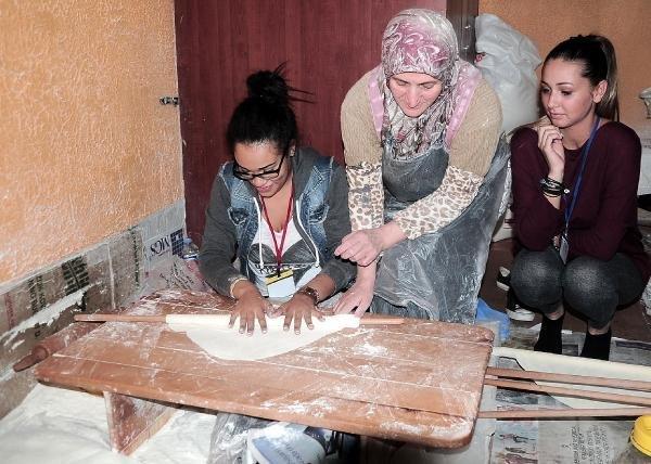 Göbeği açan kız mı? Börek açan kız mı?