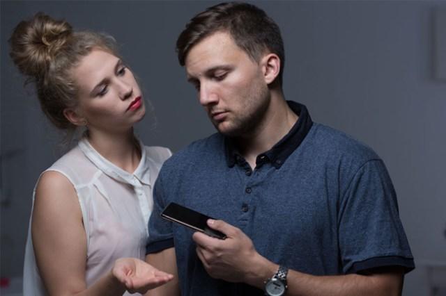 Sevgiliniz, sürekli telefonla oynamanıza sinirlenip size "telefonun mu yoksa ben mi" diye sorsa buna ne cevap verirdiniz?