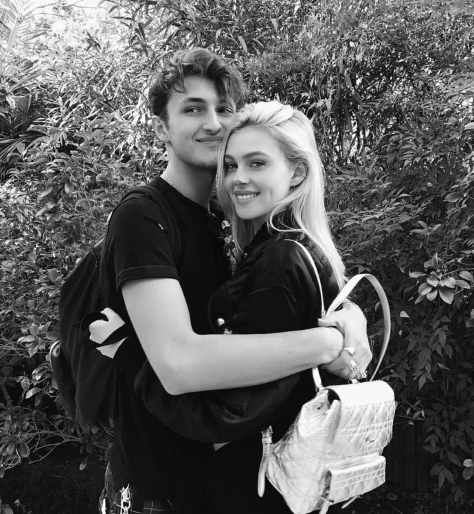 99 doğumlu olan Anwar Hadid ve kendisinden 4 yaş büyük kız arkadaşı hakkında ne düşünüyorsunuz?