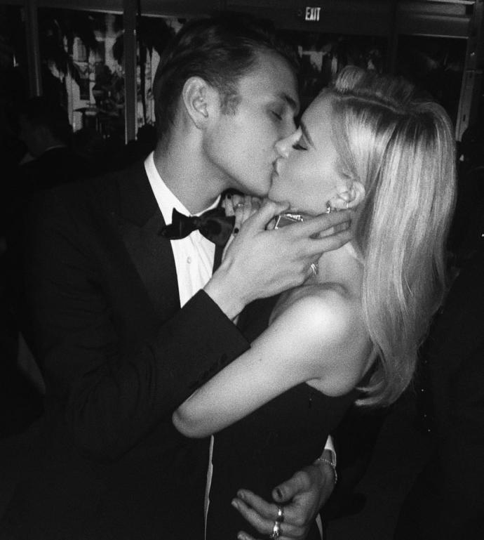 99 doğumlu olan Anwar Hadid ve kendisinden 4 yaş büyük kız arkadaşı hakkında ne düşünüyorsunuz?