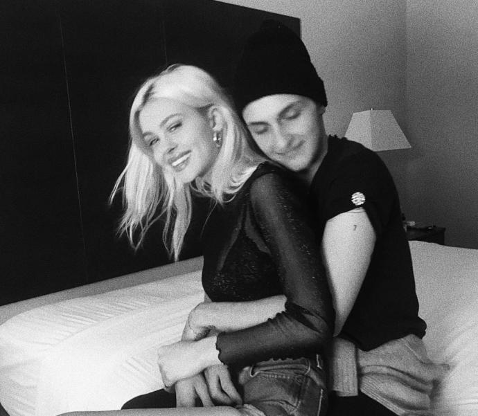 99 doğumlu olan Anwar Hadid ve kendisinden 4 yaş büyük kız arkadaşı hakkında ne düşünüyorsunuz?