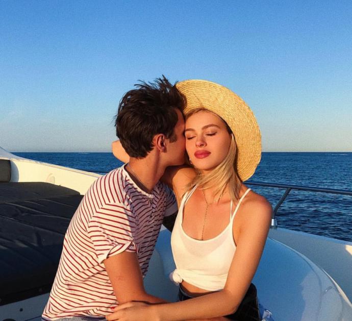 99 doğumlu olan Anwar Hadid ve kendisinden 4 yaş büyük kız arkadaşı hakkında ne düşünüyorsunuz?