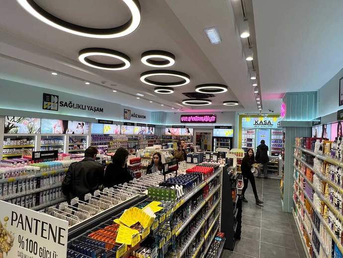 Kıbrıs'ta Gratis, Watsons gibi mağazalar var mı?