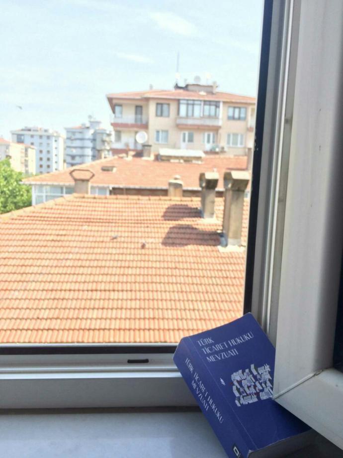 Pencerenin kapanmaması için arasına ne koyuyorsunuz??