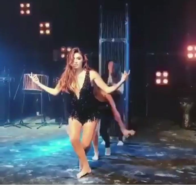 Hande Erçel Dans şovundan sonra ayaklarının resmini paylaştı, dansını ve ayaklarını nasıl buldunuz?