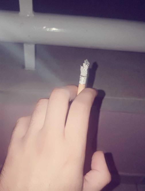 Son sigaram bana kim 1 paket sigara verir kız ayool ??