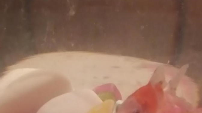 Ya japon balıģım surekli böyle dipte oturuyor suyunu daha dün değiştim yem verdim yem de yemediacaba niye boyle cok uzgunum ;( ?