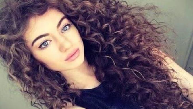 Kıvırcık saçlı olup da çirkin olan kız niye hiç yok?