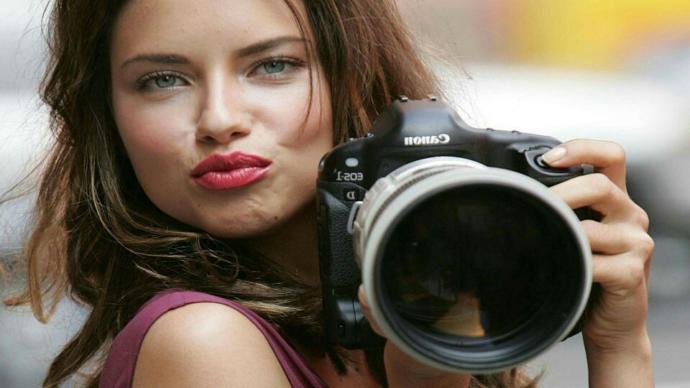 Gençler kendinizi hiç ayna karşısında selfie çektiniz mi, nedir bunun psikolojik açıklaması sizce??