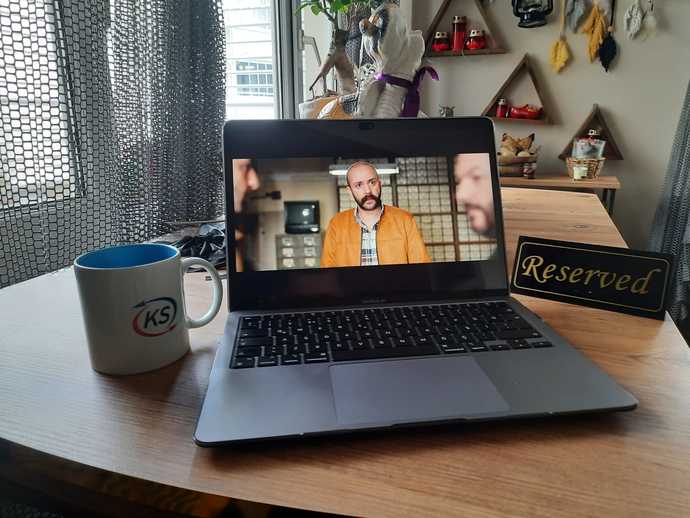 Sarp Akkaya, bahsettiğim ünlü oyunculardan sadece biri. İlk bölümde göreceksiniz. 👀